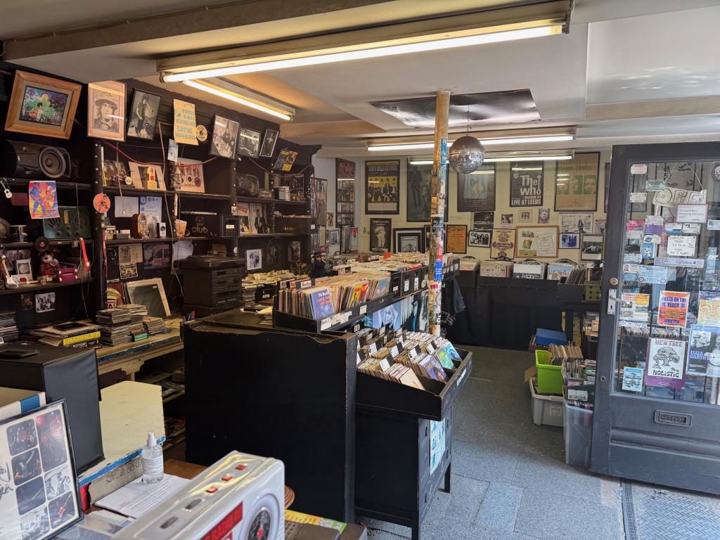 Lot: 79 - PERIOD CITY COMMERCIAL AND RESIDENTIAL FREEHOLD INVESTMENT - Internal of Record shop